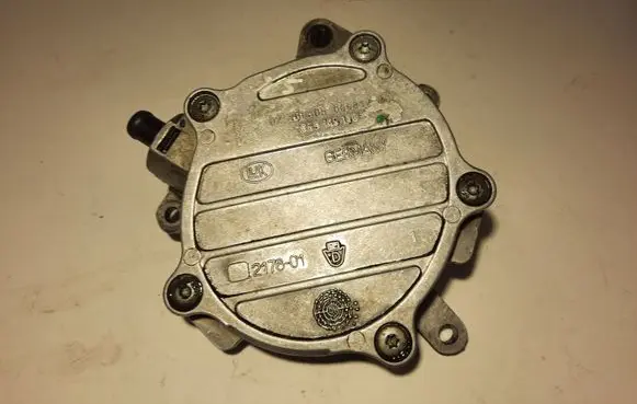 Audi A4 S4 B7 8E 8H Vacuum pump 06D145100