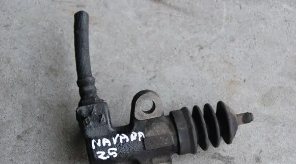 Nissan Navara D40 Clutch slave cylinder 2008R