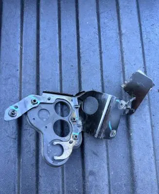 Radiator mount bracket