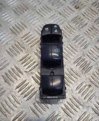 Nissan Qashqai Electric window control switch