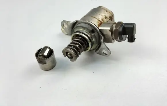 Audi A5 8T 8F Fuel injection high pressure pump 06J127025E