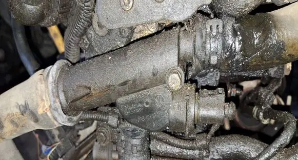 Audi A3 S3 8P Engine coolant pipe/hose 038121132D