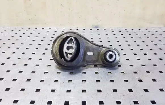 Nissan NV400 Engine mount bracket