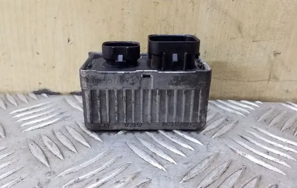 Opel Zafira C Glow plug pre-heat relay 55574293 0522122601