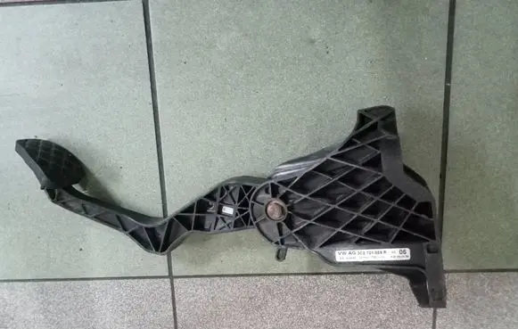 Volkswagen PASSAT B6 Clutch pedal 3C2721059R