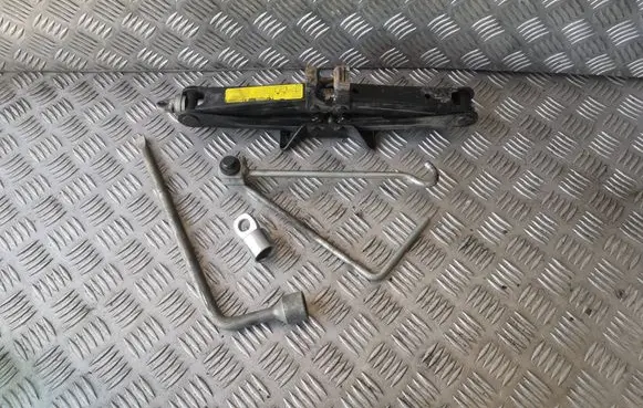 Toyota Corolla Verso AR10 Lift Jack 091110F020