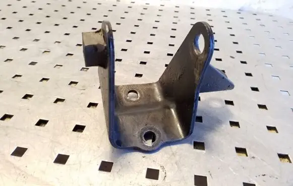 Toyota RAV 4 (XA20) Engine mounting bracket