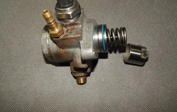 Audi Q3 8U Fuel injection high pressure pump 04E127026G
