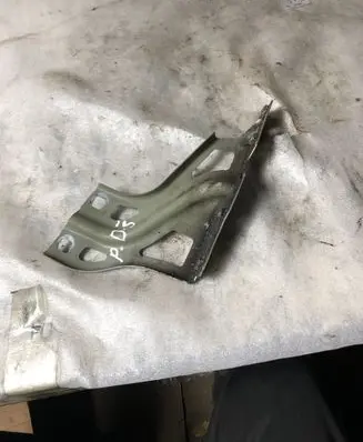 Audi Q3 8U Fender mounting bracket 8u0821136