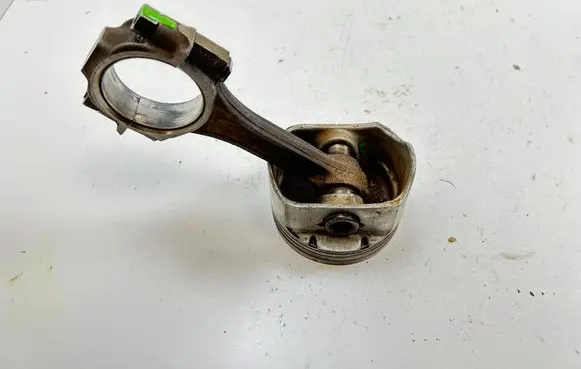 Chevrolet Tahoe Piston with connecting rod