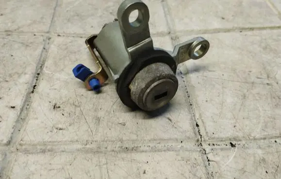 Mitsubishi Colt Tailgate exterior lock 