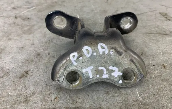 Toyota Avensis T270 Front door lower hinge 