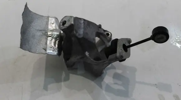 Volkswagen Touareg III Engine mounting bracket 4M0199307AL