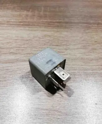 Volkswagen PASSAT B5.5 Other relay 8A0951253