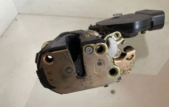 Toyota Avensis Verso Front door lock 