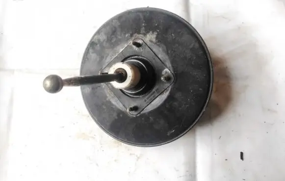 Volkswagen Golf III Brake booster 1H1612105A