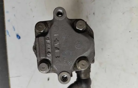 Volkswagen PASSAT B5.5 Power steering pump 8D0145177Q