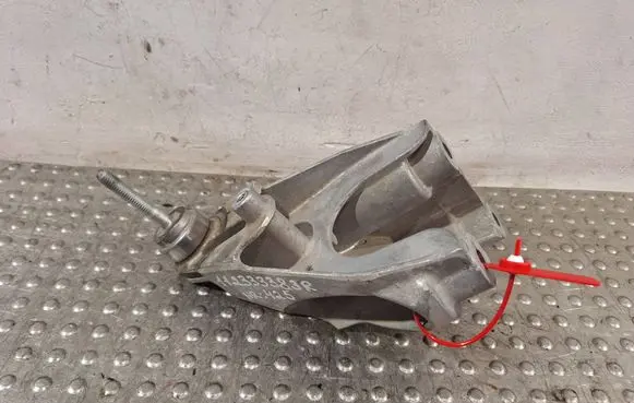 Engine mounting bracket
