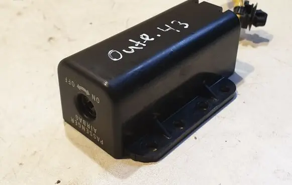 Passenger airbag on/off switch