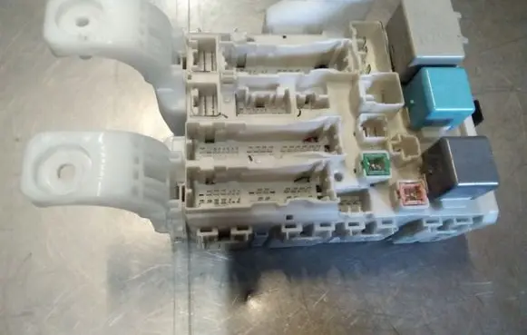 Toyota Prius (XW20) Fuse module 8273047290