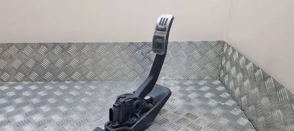 Accelerator throttle pedal