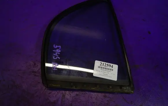 Toyota Avensis T220 Front door window glass four-door