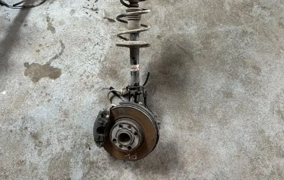 Dacia Sandero II Front wheel hub spindle knuckle 