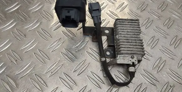 Toyota Avensis T250 Fuel pump relay 85925200010
