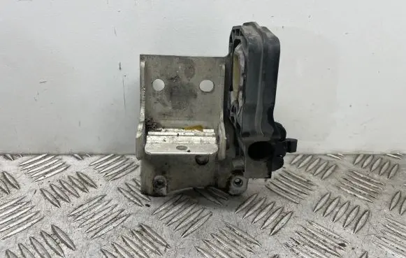 BMW 5 F10 F11 Radiator mount bracket 7186514 7207152