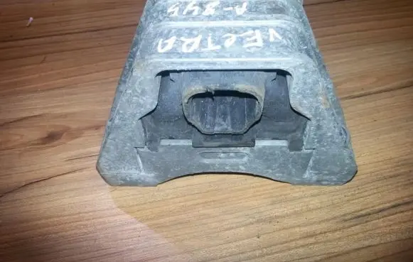 Opel Vectra C Engine mount bracket 