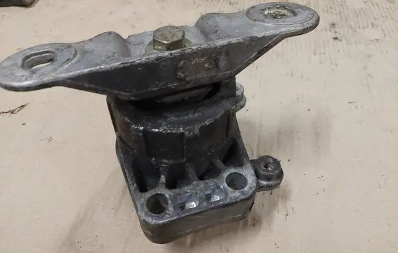 Ford Mondeo Mk III Engine mount bracket F4SWE