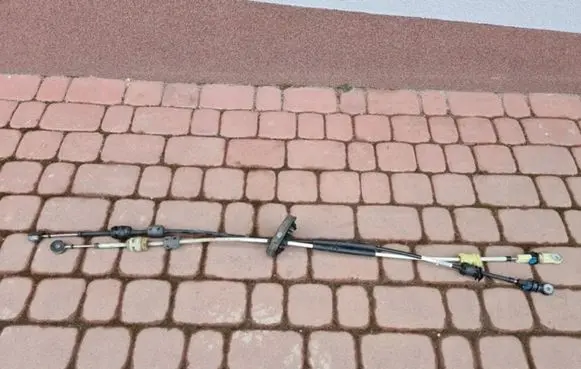 Opel Insignia A Gear shift cable linkage 55577542
