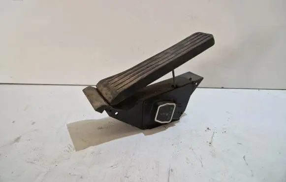 Mercedes-Benz E W212 Accelerator throttle pedal A2043000004