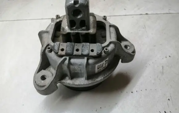 BMW 5 F10 F11 Engine mount bracket 685632802 220114 F03607182