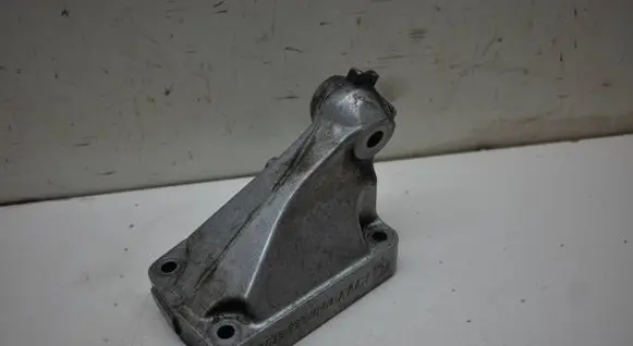 Engine mounting bracket