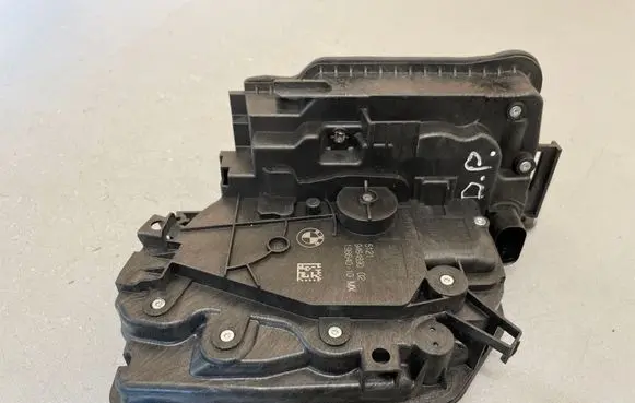 BMW X6 G06 Front door lock 9464890