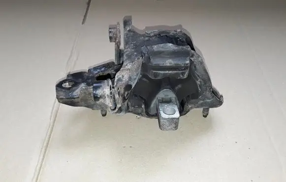 Volkswagen Polo IV 9N3 Engine mount bracket 6Q0199555