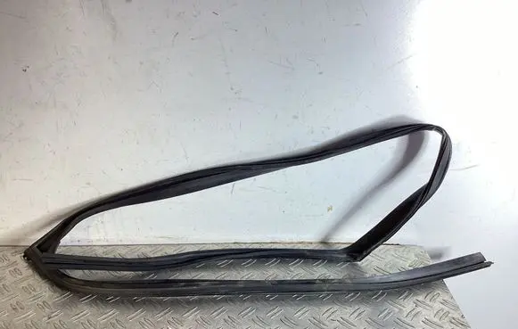 Lexus GS 250 350 300H 450H Rubber seal front door window/glass 6814130370