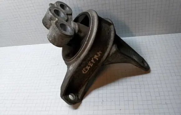 Opel Zafira A Engine mount bracket 20539246 90575772YL 90575779YM