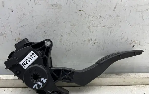 Nissan X-Trail T32 Accelerator throttle pedal 18002df30b