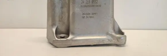 Engine mounting bracket