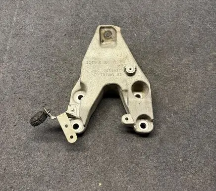 BMW 4 F32 F33 Engine mounting bracket 6864719