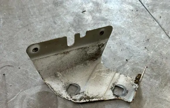 Renault Trafic III (X82) Fender mounting bracket 47903R