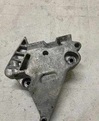 Engine mounting bracket