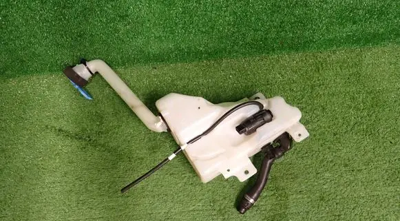 Maserati GranTurismo II Windshield washer fluid reservoir/tank 