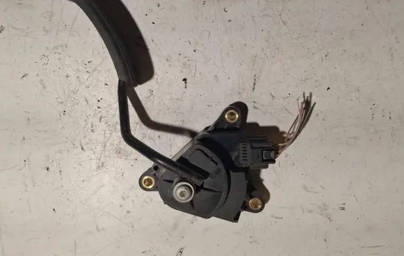 Renault Megane II Accelerator throttle pedal 8200153270 2388A 01319