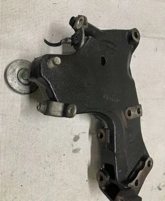 Nissan Qashqai Engine mounting bracket