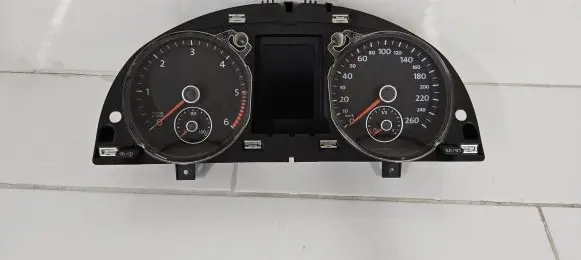 Volkswagen PASSAT B7 Speedometer (instrument cluster) 3AA920871A
