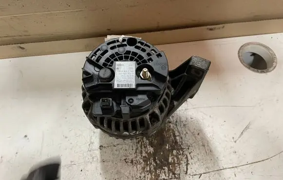 Volvo XC90 Generator/alternator 30667894 0124525060