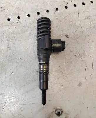 Volkswagen PASSAT B6 Fuel injector 03G130073G